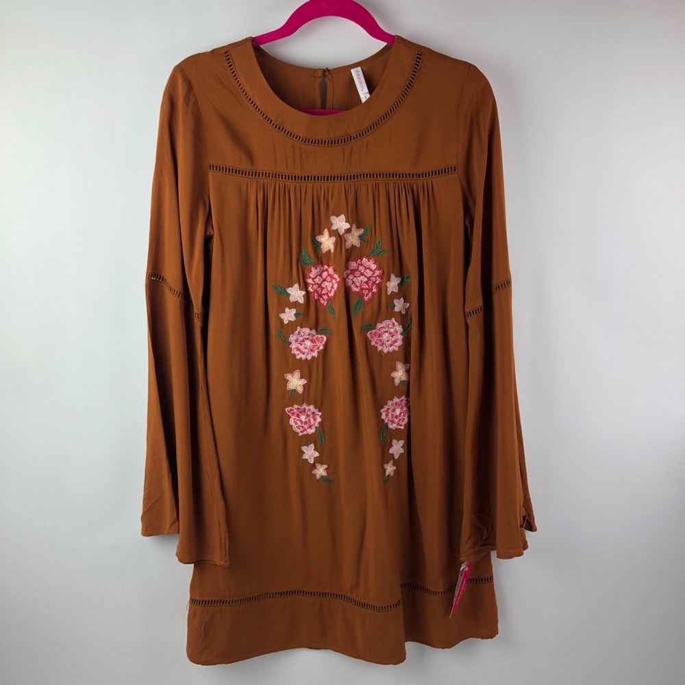 XHILIRATION embroided bell sleeve dress - Picture 2 of 8